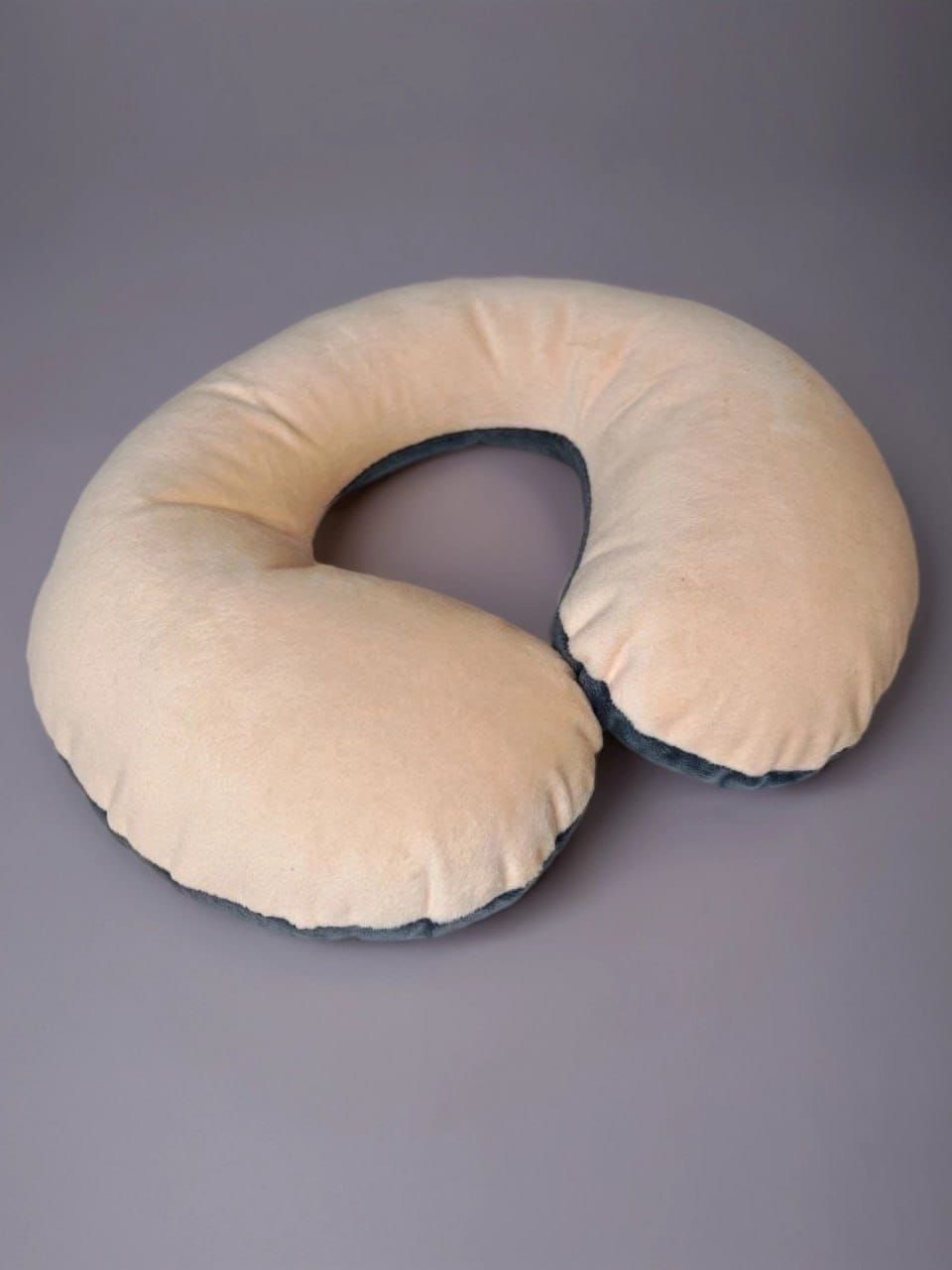 снимок Подушка на шею "рогалик" детская 27*22 персик, т.серый от магазина BIO-TEXTILES ОПТ